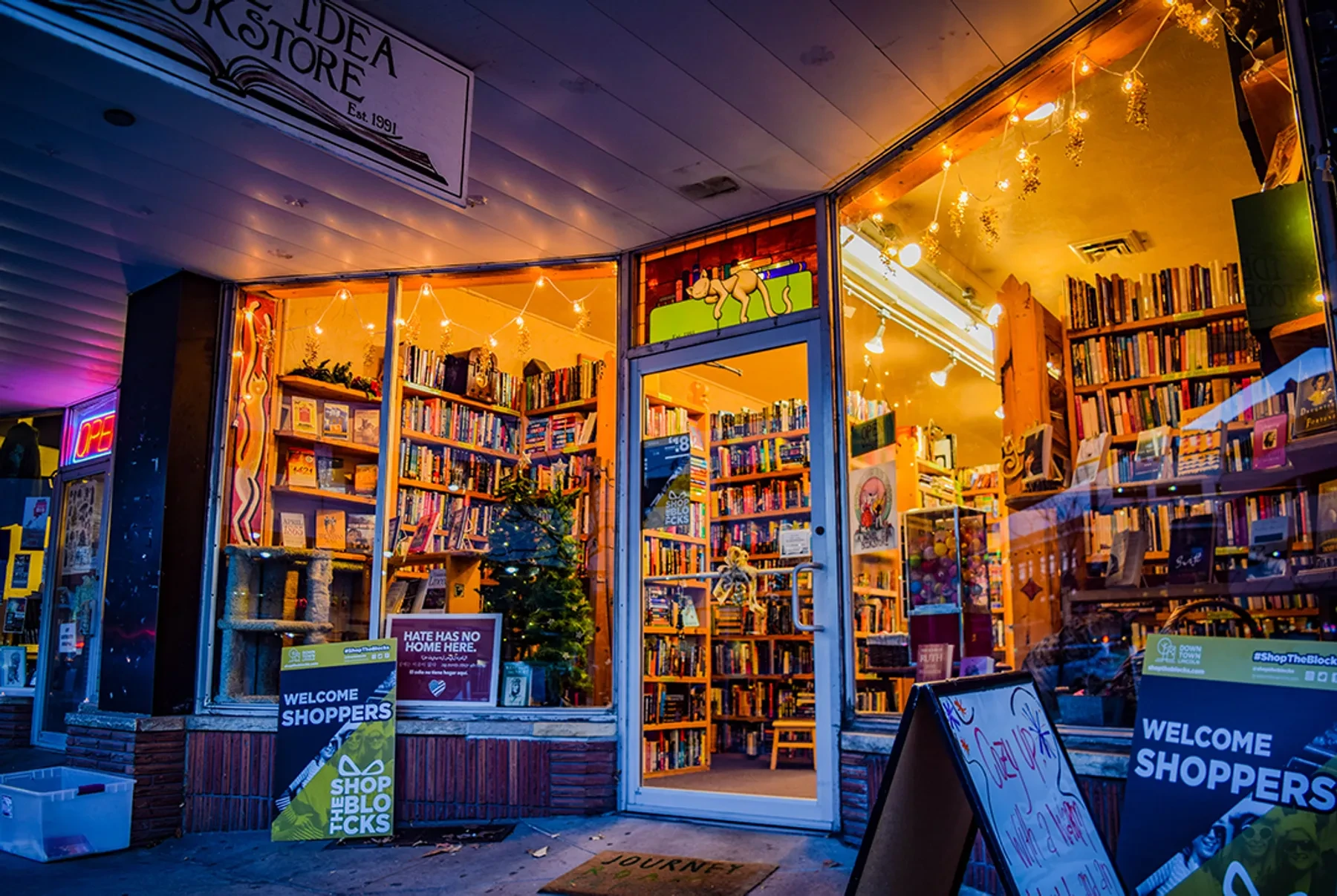 A Novel Idea Bookstore logo